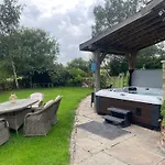 Meagill Farmhouse-hot Tub Country *