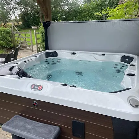 Ferienhaus Meagill Farmhouse-hot Tub Country