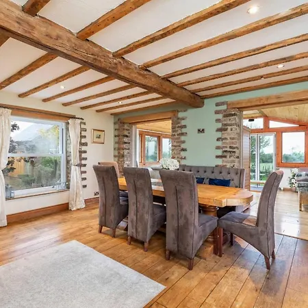 Ferienhaus Meagill Farmhouse-hot Tub Country